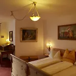 Sunneschlossli Lodge Отель Нессельвенгле